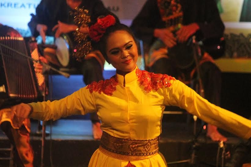 Seni Rupa Riau Ini Aksi Memukau Seniman Riau di Panggung Kampus ISI saat Unjuk ...