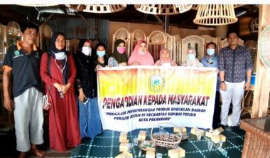 melongok-lesunya-penjualan-industri-kerajinan-rotan-di-pekanbaru-akibat-covid19-tim-abdimas-umri