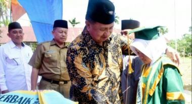 hadiri-wisuda-siswa-madrasah-al-huda-wabup-inhil-rosman-dorong-guru-tingkatkan-kemampuan-menulis