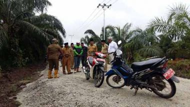 bupati-hm-wardan-heran-belum-lama-dibangun-tapi-banyak-jalan-di-inhil-sudah-rusak