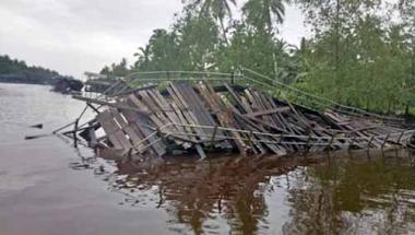 jembatan-saka-jalan-desa-bente-ambruk-bupati-inhil-perintahkan-instansi-lakukan-aksi-cepat-tanggap