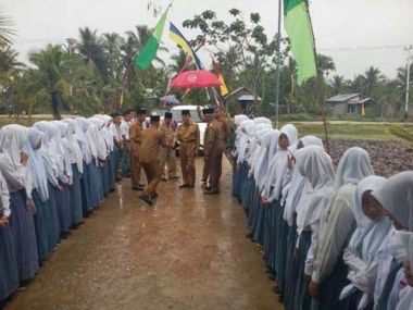 datang-ke-batang-tuaka-bupati-inhil-harapkan-partisipasi-masyarakat-bagi-pembangunan-pendidikan